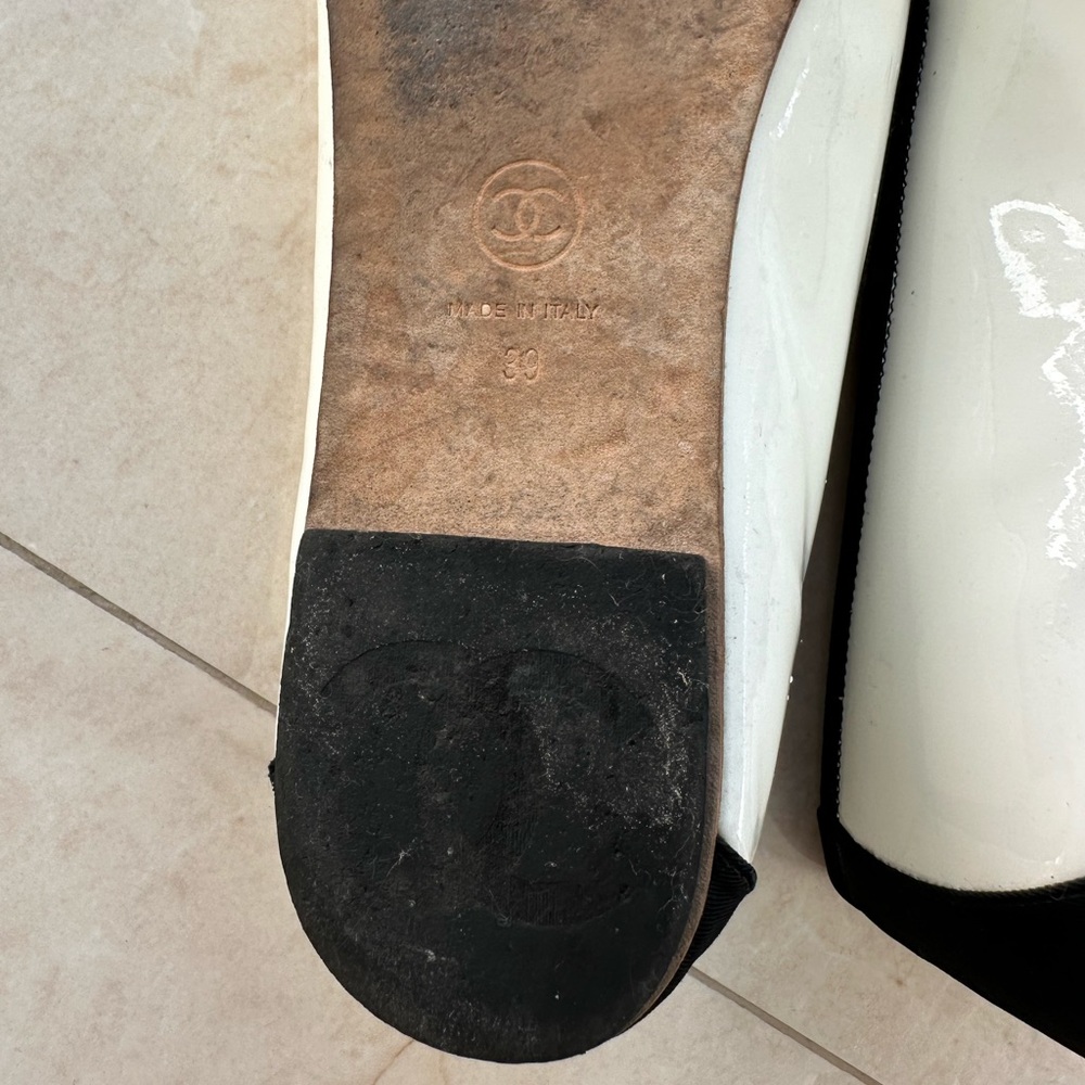 CHANEL IVORY PATENT LOAFERS SILVER CC LOGO - Picture 6 of 7
